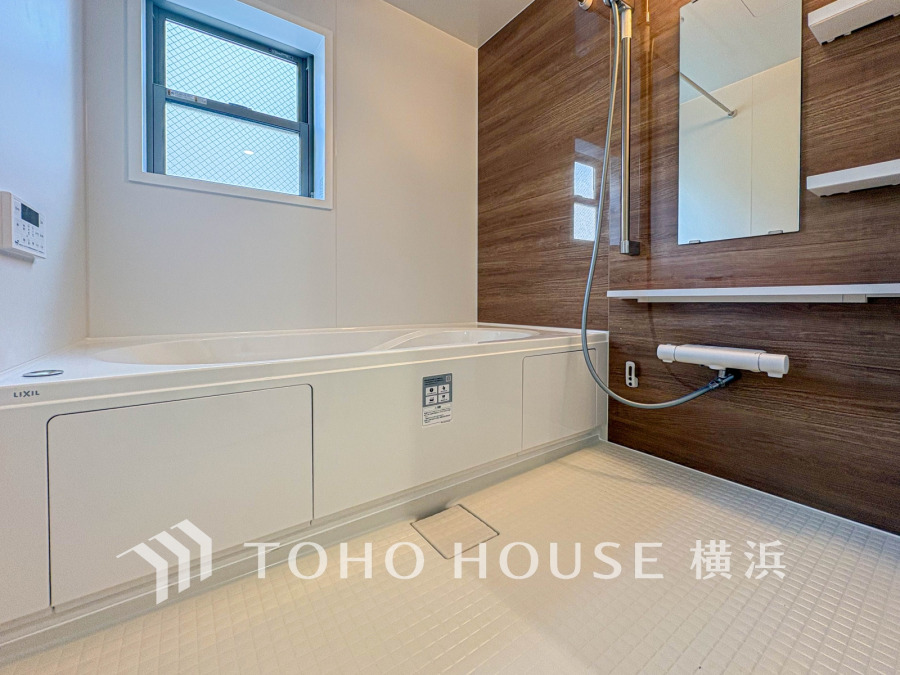 掃除のしやすさ・収納の便利さなど、おふろを使う人、お手入れする人、みんなにとっての「しあわせ性能」を追求したバスルームを採用いたしました。