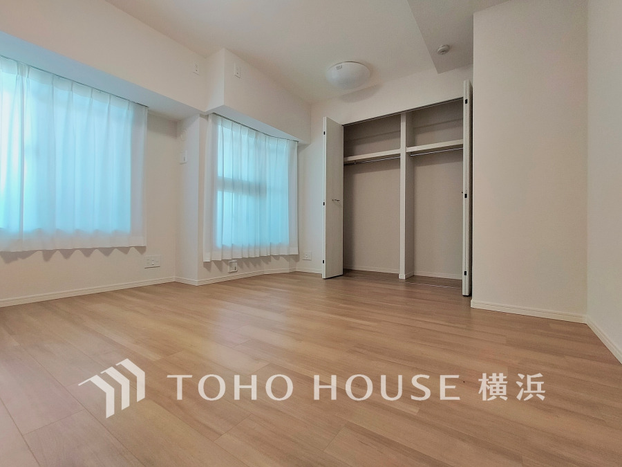 ゆとりと収納を確保した8.3帖の洋室。プライベートな自分時間を快適に過ごせるお部屋です。
