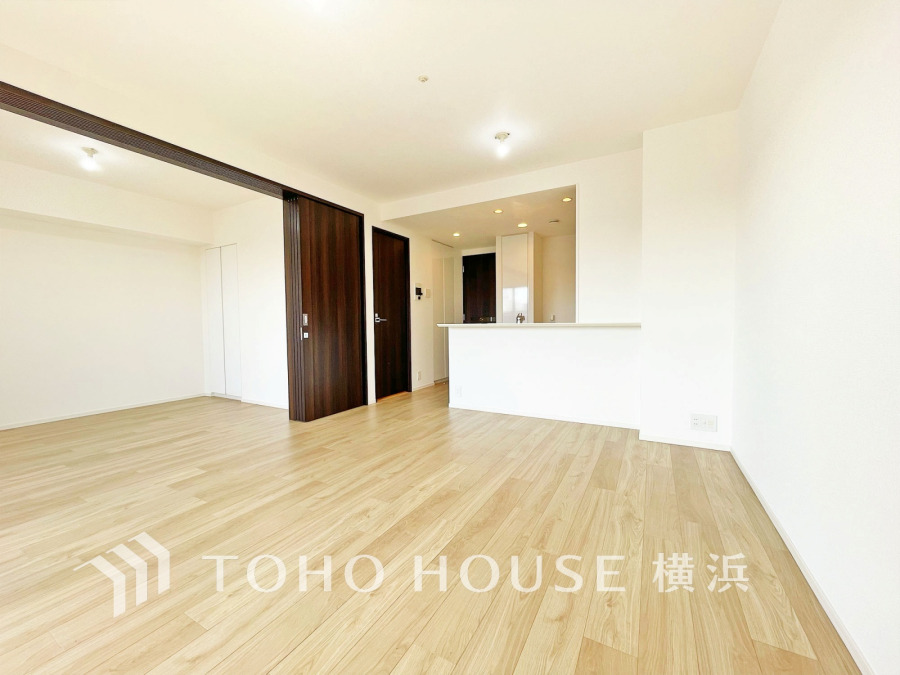 家族みんなが爽やかに健やかに過ごせるように、溢れる光をたっぷり取り込んだリビングダイニング。集いの場、憩いの場としての快適性を求めたやすらぎの空間です。