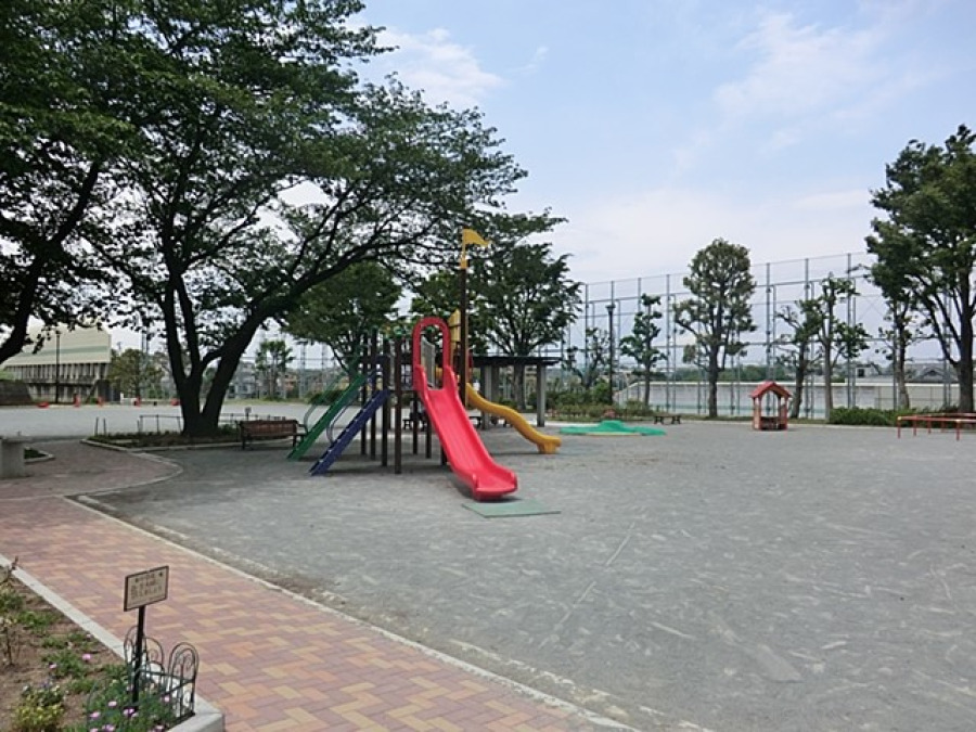 瀬戸ケ谷町公園：約550ｍ