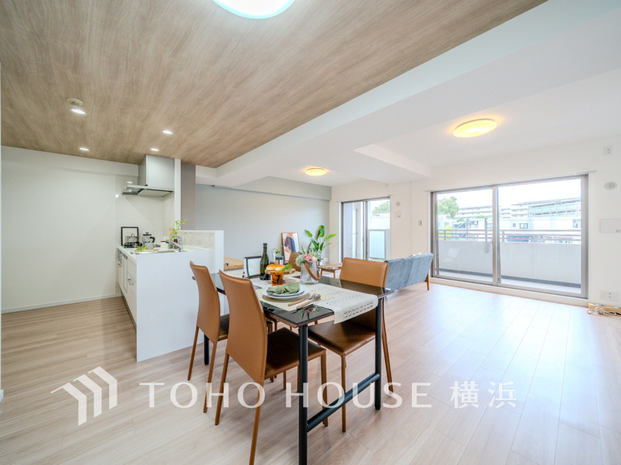 家族と過ごすひと時を溢れる光が優しく包み込むリビングダイニング。家族とともに、心穏やかに過ごすひととき。家族との時間、自分の時間を大切にできる空間がここにあります。