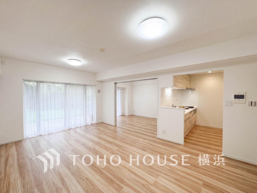 明るく開放的な空間が広がるLDK。室内には豊かな陽光が注ぎ込み、爽やかな住空間を演出。ホームパーティーでもゲストと一緒に料理を楽しみながら楽しい時間を過ごせそう。