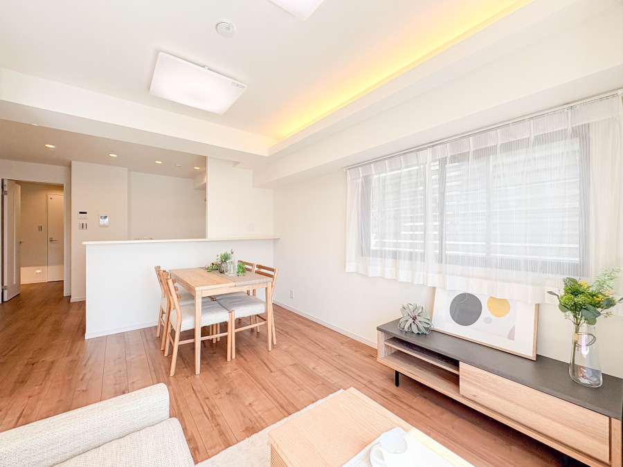 広々としたリビングダイニングは、シックでモダンな内装。落ち着いた雰囲気に包まれて、伸びやかな空間の中で、ゆったりと家族団らんのひとときを過ごせます。