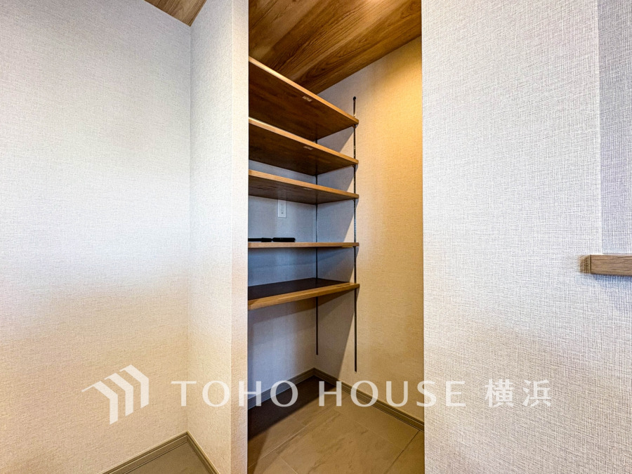 長期保存できる缶詰や調味料などの食品類の他、かさばるペーパーやラップ類をまとめて収納しておけます。キッチンまわりの掃除用具などを置くのにも便利ですね。