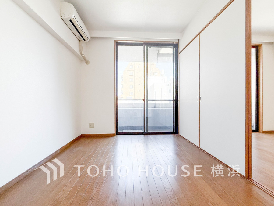 明るく風通しの良い洋室。大きな窓からバルコニーへ出られ、収納スペースも充実しています。