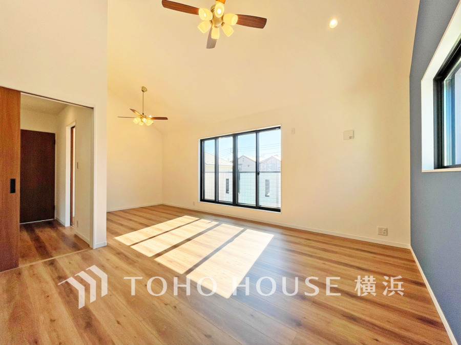 広々18.5帖のLDKは勾配天井の開放的な空間。室内には豊かな陽光が注ぎ込み、爽やかな住空間を演出。
