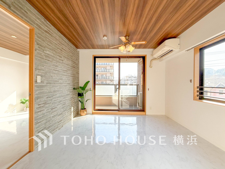 光と風が溢れる開放的なリビングダイニングには自然と家族みんなが集まってきます。明るく穏やかな空気の中で飲んだり、食べたり、笑ったり。