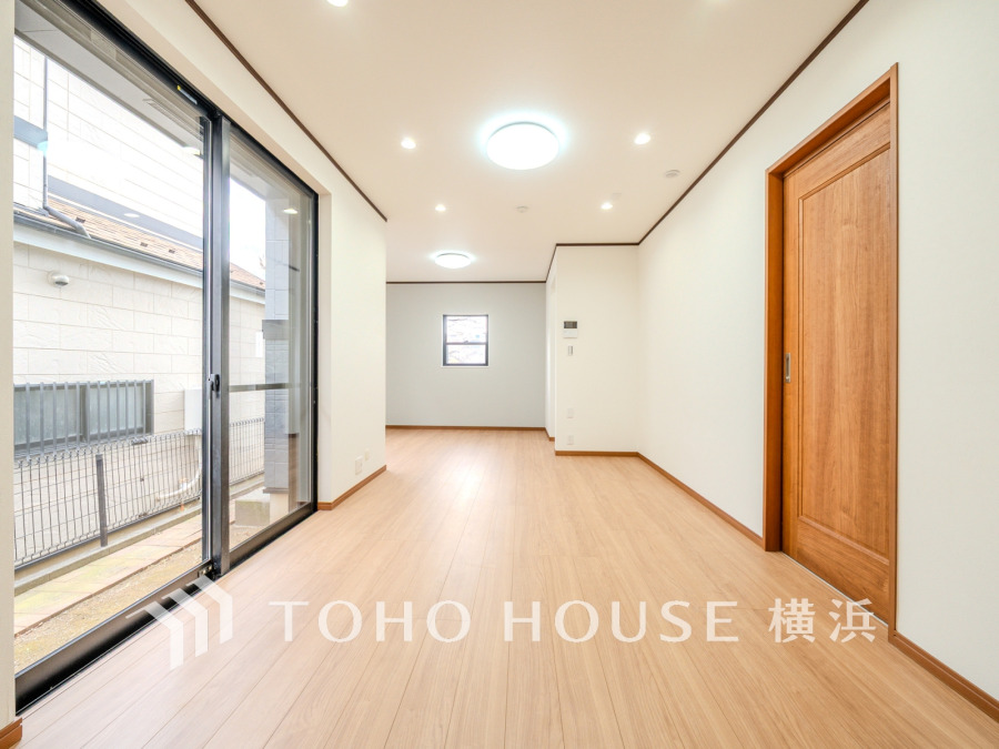 南西向きの大きな窓からたっぷりと光が入る明るいLDK。落ち着いた雰囲気に包まれた空間です。
