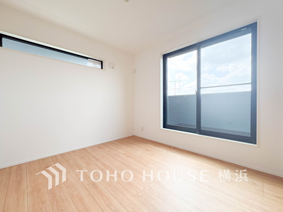 1日の疲れを癒し、心地よく寛げるようゆったりとした広さを確保しています。プライベートタイムをより優雅に穏やかに…。落ち着いた雰囲気を紡ぎます。