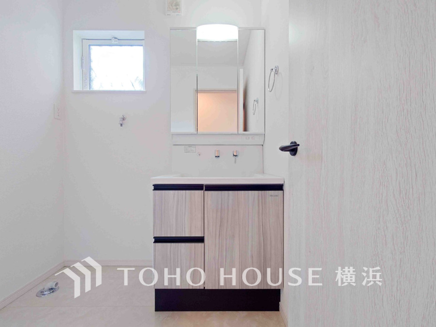 十分な大きさの洗面台は、身だしなみチェックや歯磨きなど、朝の慌ただしい時間でも余裕とゆとりを感じて頂けます。