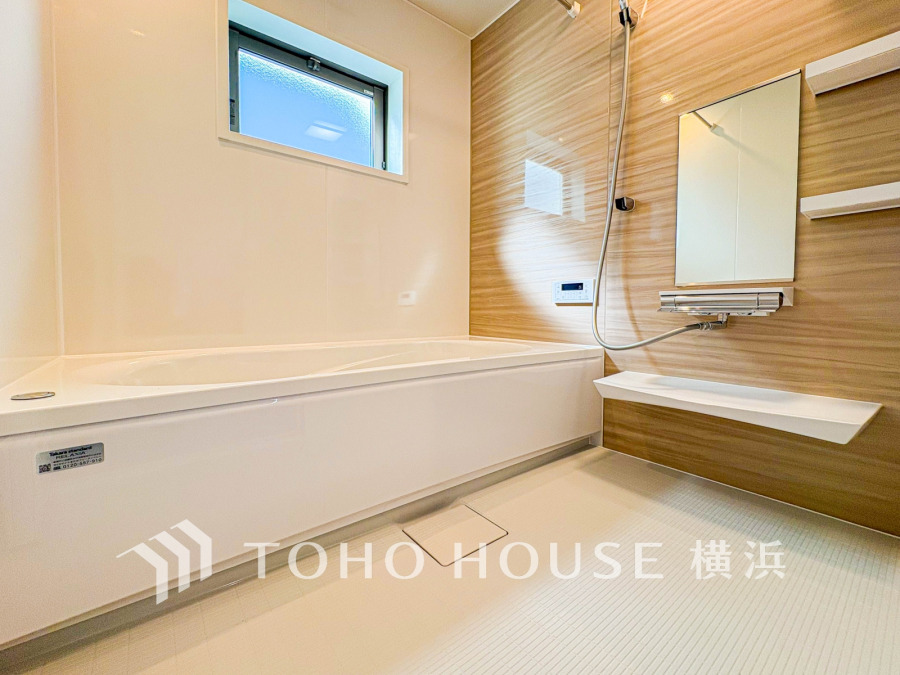 快適な使い心地とゆとりある空間が1日の疲れを解きほぐすバスルーム。空間も浴槽もゆったりのびのび使えるゆとり設計。広く感じるゆとり設計で快適なリラックスタイムを過ごせます。