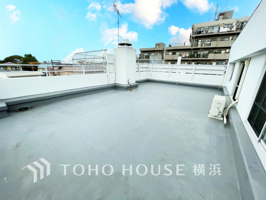 広々としたルーフバルコニーは見事な開放感で、日当たり良好。アウトドアリビングとしてなど、多用途に使える快適な屋外スペースです。