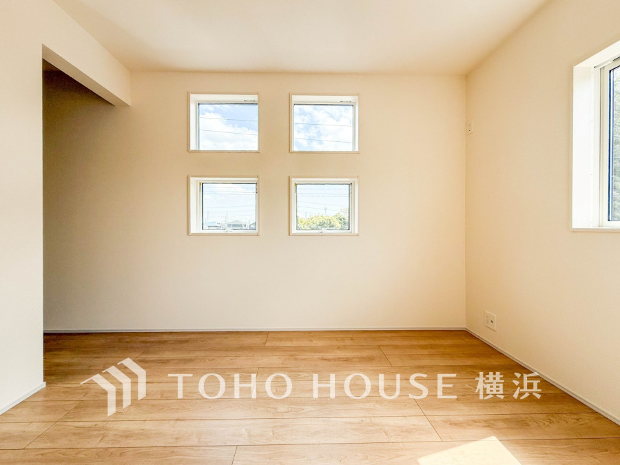 デザイン性のある四つの小窓から自然光がたっぷり差し込む明るい洋室。シンプルながらもスタイリッシュな空間です。