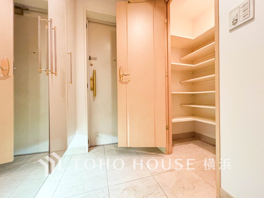 清潔感溢れる玄関がお出迎えする本邸宅の物語は、ここから始まる日常を期待させます。この場所には「希望」と「優越」で包み込んでくれる「特別」な空間があります。