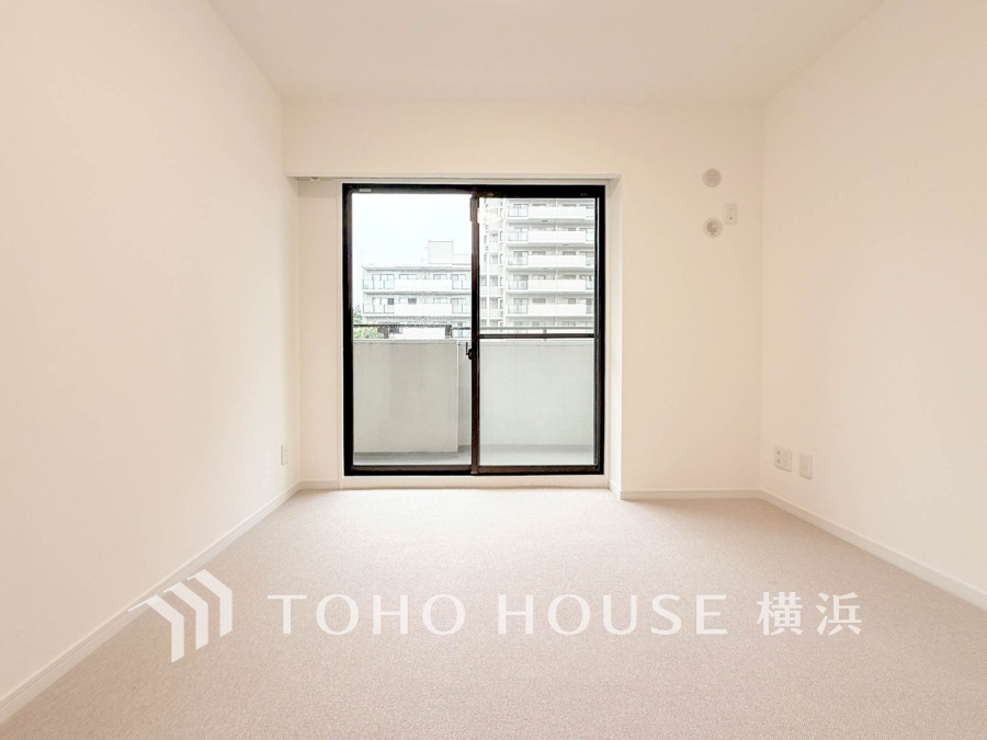 大きな窓からは快適な光を取り入れ、通気性能を上げる事で居心地の良い空間を演出します。多くの時間を過ごす住まいだからこそ、いつも快適な場所であるように心掛けています。