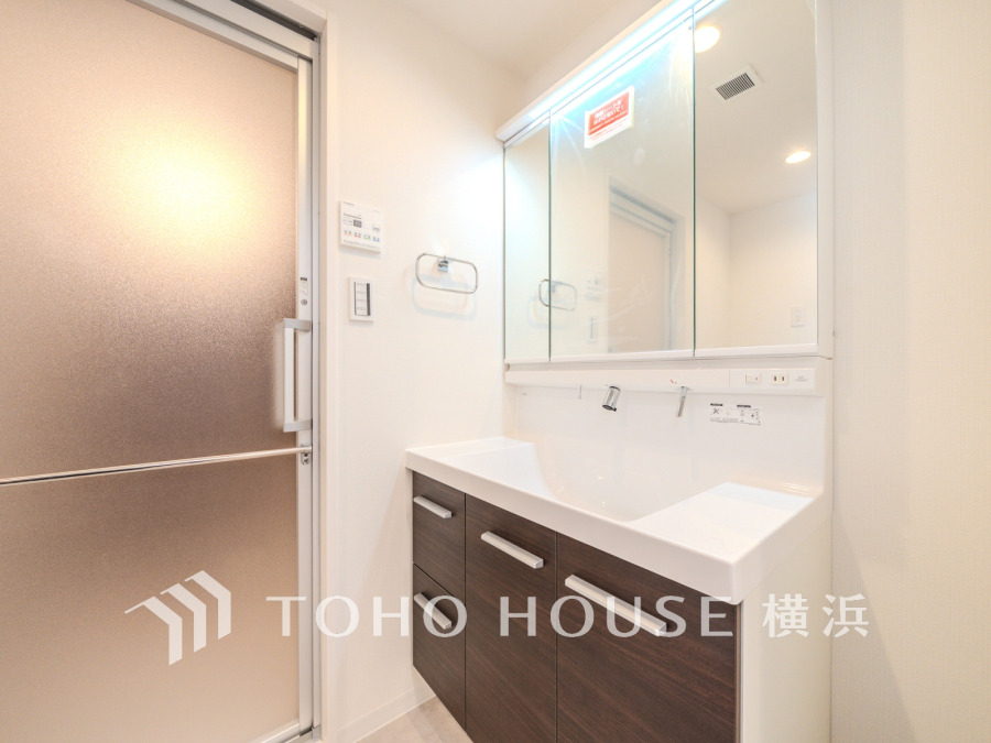 新規交換された洗面化粧台は美しく使いやすい機能が備えられています。