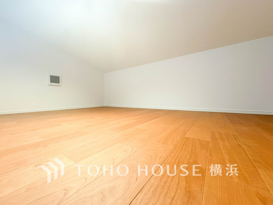 屋根裏の有効スペースを活用したロフト空間。収納や趣味など、多用途に使える快適な空間です。