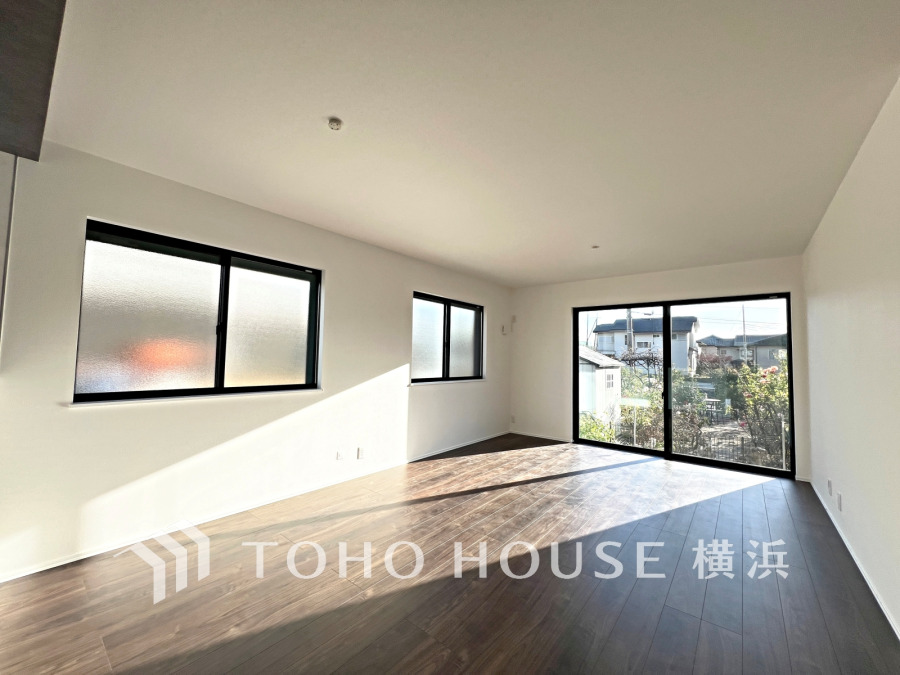 家族と過ごすひと時を溢れる光が優しく包み込むリビングダイニング。家族とともに、心穏やかに過ごすひととき。家族との時間、自分の時間を大切にできる空間がここにあります。