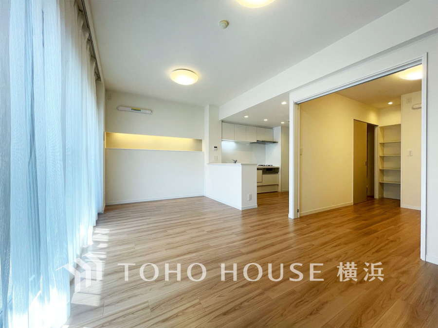 豊かな光が床材を照らしだすひと時、この場所には落ち着きと上質な空気感が流れます。ご家族やお友達との時間など、多くの時を刻む空間。何気なく過ぎる時でさえも上質なひと時となる快適な空間を目指して。