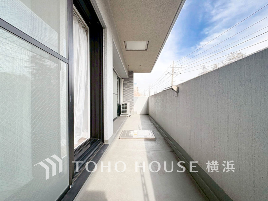 たっぷりの陽光が差し込むバルコニー。健やかな暮らしを守る太陽の恵みを存分に享受できます。爽やかな風と暖かな陽射しが紡ぐハーモニーが日々の暮らしのBGMになることでしょう。