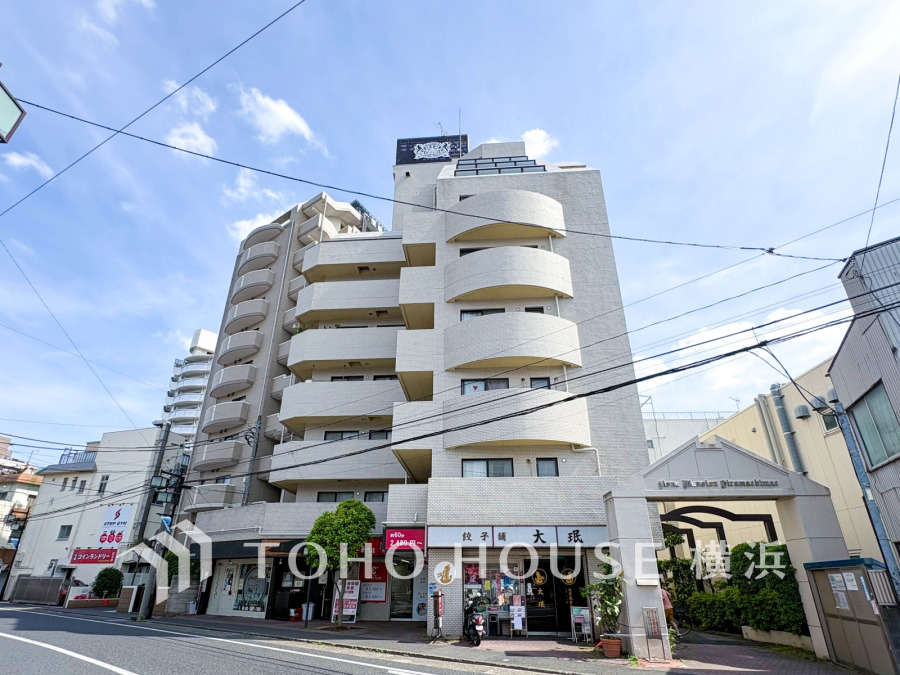 駅徒歩1分の利便に優れたマンション。リノベーションされた美しい室内は素敵な家具付きです。