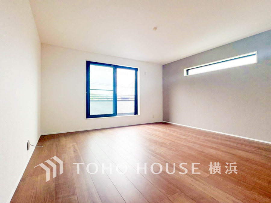 南向きの大きな窓で明るく開放的な空間。シンプルなデザインで使いやすい居室です。