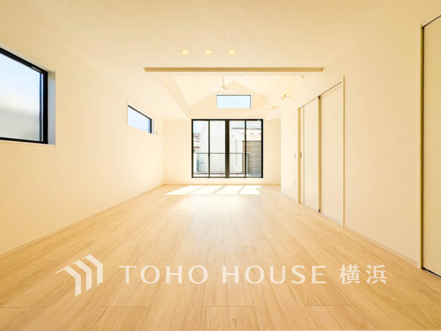 広々としたリビングダイニングは、シックでモダンな内装。落ち着いた雰囲気に包まれて、伸びやかな空間の中で、ゆったりと家族団らんのひとときを過ごせます。