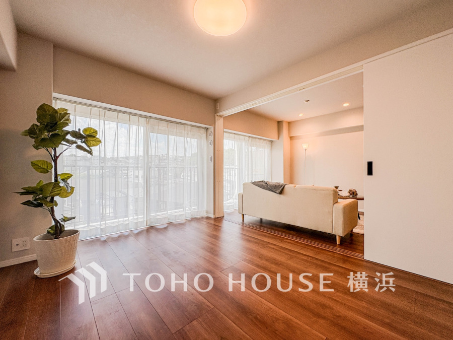 大きな窓からは快適な光を取り入れ、通気性能を上げる事で居心地の良い空間を演出します。多くの時間を過ごす住まいだからこそ、いつも快適な場所であるように心掛けています