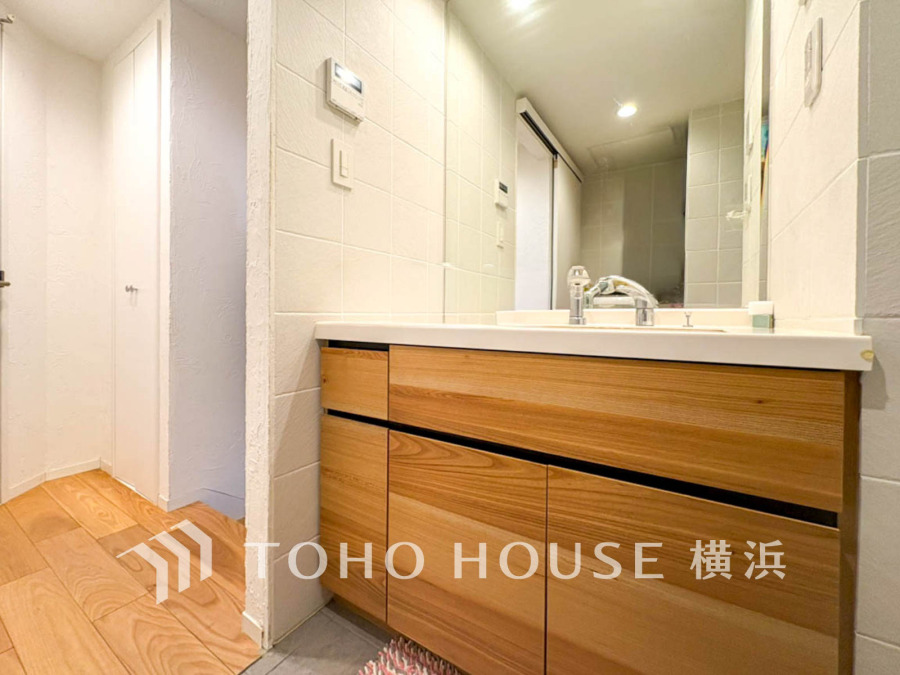 ご家族の1日が始まり、1日の終わりを締めくくる洗面空間。快適に過ごせることはもちろん、気品や優雅さを兼ね備えたパウダールームです。