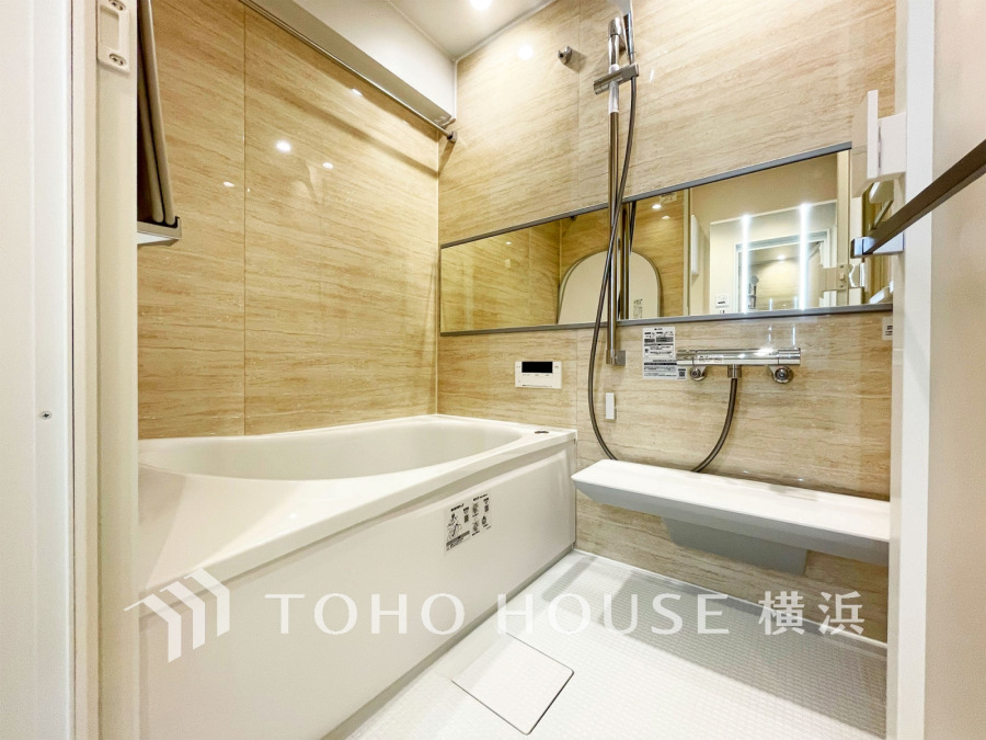 心地よいリラックスを叶える清潔感溢れる美しい空間。快適で機能的なバスルームです。
