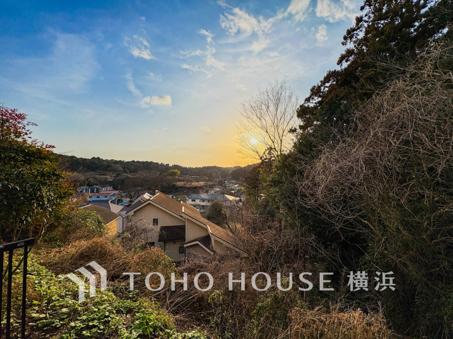 この開放感ある眺望と共に閑静な住宅街の季節感を演出する四季折々の変化を楽しめる心地よい場所となることでしょう。