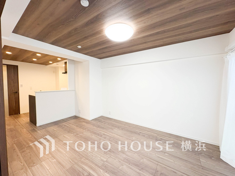 明るく開放的な空間が広がるLDK。室内には豊かな陽光が注ぎ込み、爽やかな住空間を演出。ホームパーティーでもゲストと一緒に料理を楽しみながら楽しい時間を過ごせそう。