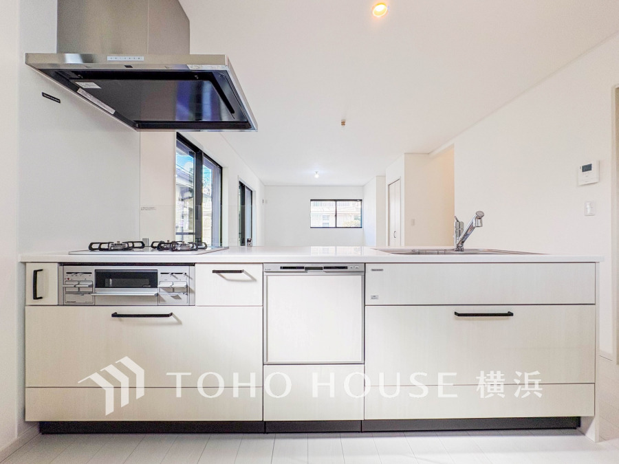 食洗器・浄水器完備の清潔感あふれるシステムキッチン。開放的な対面式で家族との会話も楽しめます。