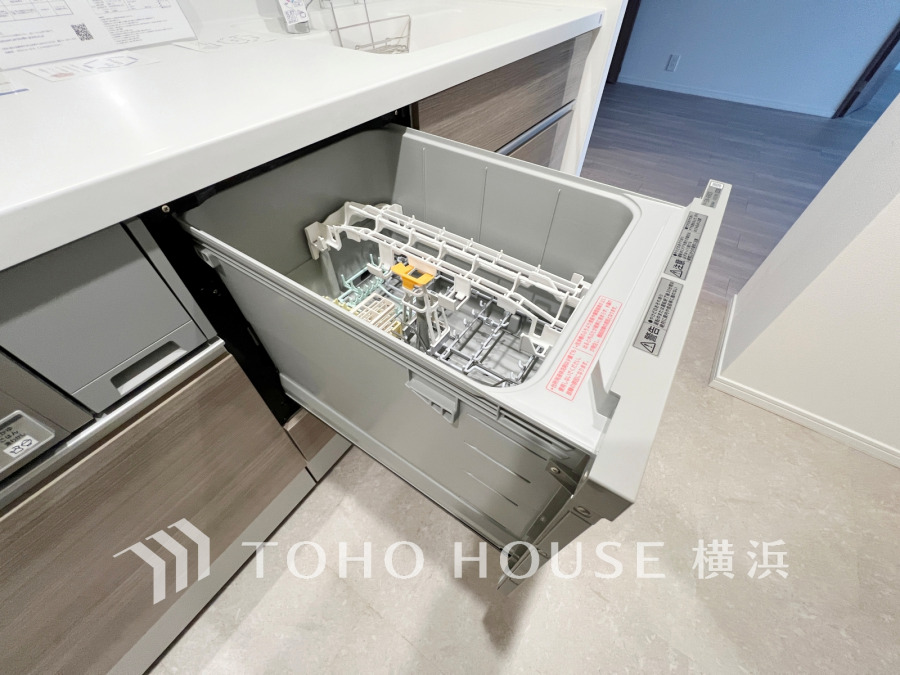 新規交換された清潔感溢れるシステムキッチンは便利な食洗機付き。