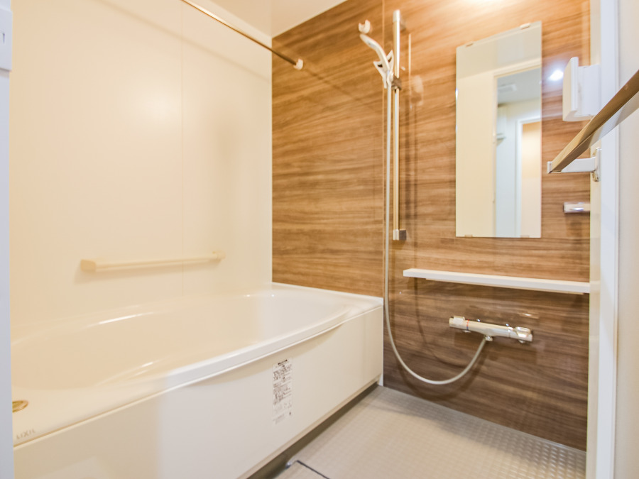 快適な使い心地とゆとりある空間が1日の疲れを解きほぐすバスルーム。空間も浴槽もゆったりのびのび使えるゆとり設計。広く感じるゆとり設計で快適なリラックスタイムを過ごせます。