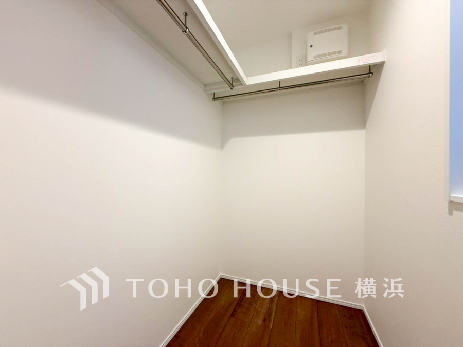 ウォークインクローゼットを完備。お子様のおもちゃやゴルフバックなど、大きなお荷物をお持ちの方や、季節物の家電製品やキャリーバック、お荷物が多い方でも安心のスペースです。