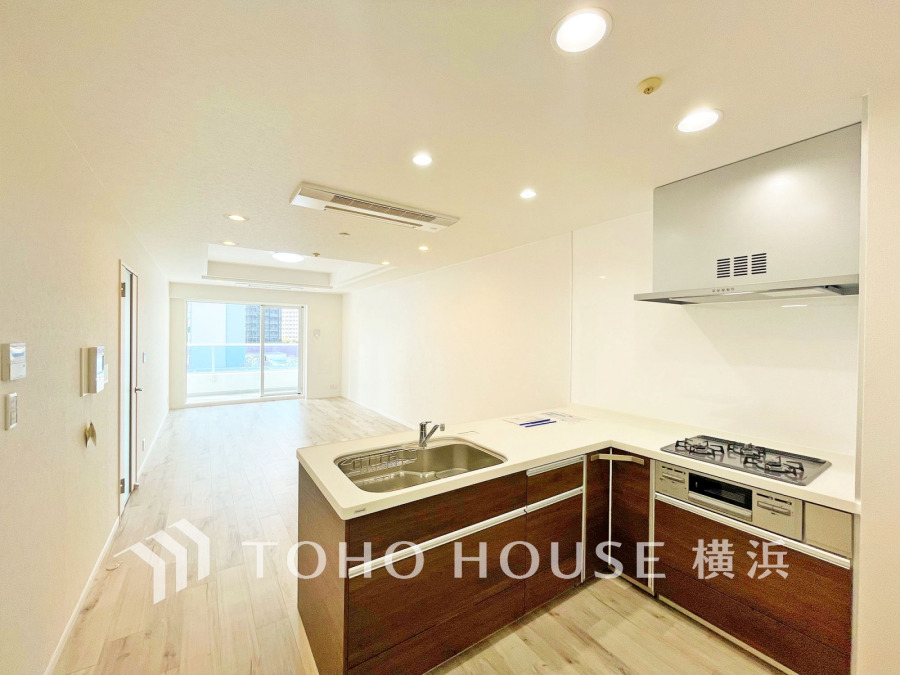 機能性とデザイン性を兼ね備えたシステムキッチン。リビングとの一体感も考慮され、美しい空間が実現。
