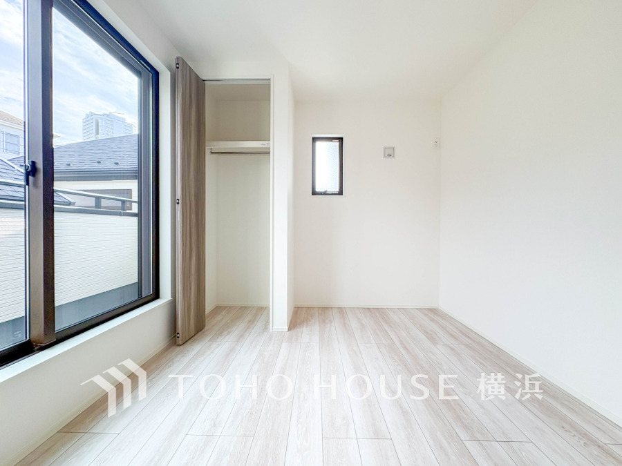 大きな窓からたっぷりと陽光が注がれる明るい空間。家族の成長に対応できる永住仕様の間取り。時を忘れて過ごす場所として過ごせるお部屋。