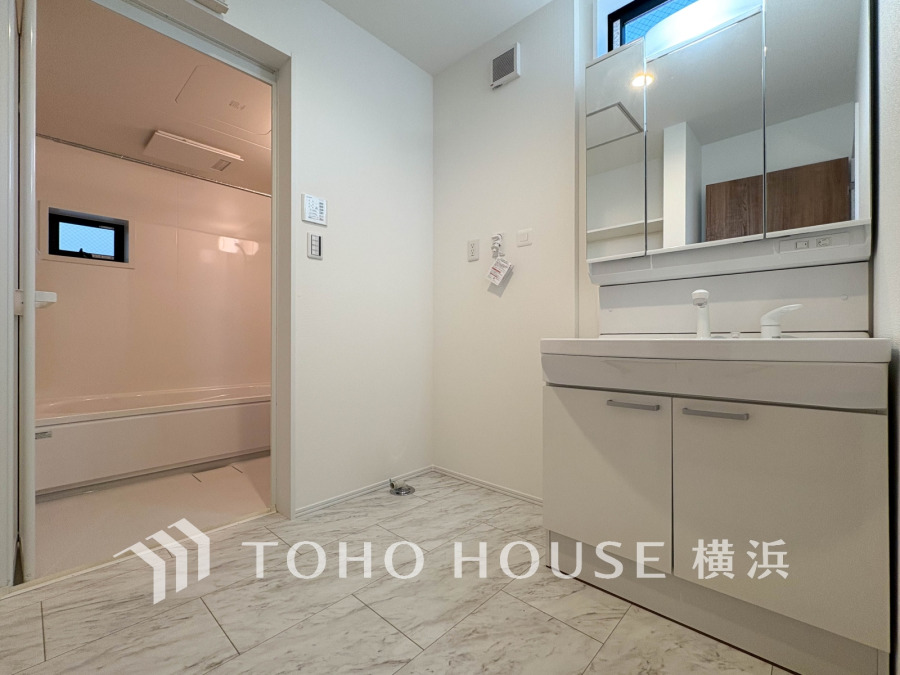 十分な大きさの洗面台は、身だしなみチェックや歯磨きなど、朝の慌ただしい時間でも余裕とゆとりを感じて頂けます。