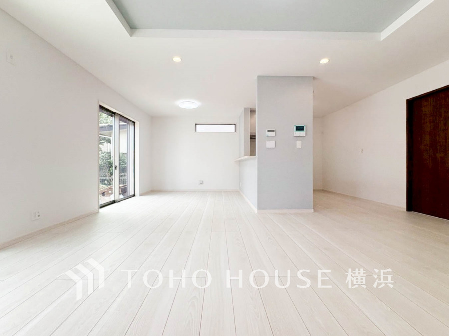 和やかで洗練された空間の演出。寛ぎとコミュニケーションを育む居心地のよい場所。やわらかな陽射しが降り注ぎ、室内に開放感と爽快感をもたらします。
