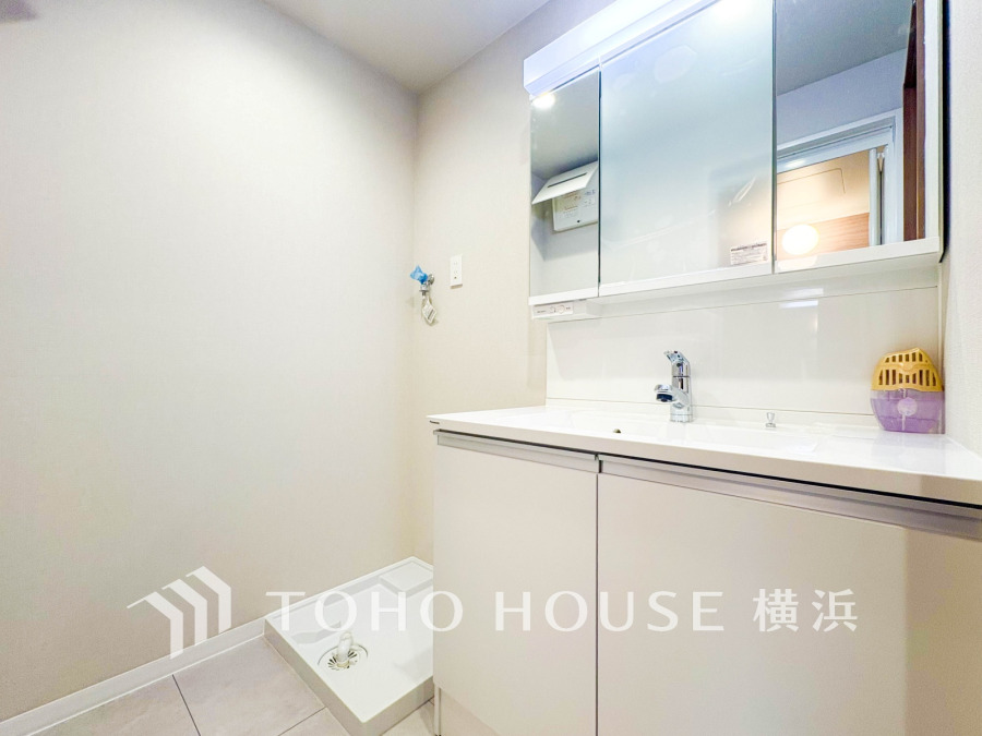 十分な大きさの洗面台は収納もさる事ながら、身だしなみチェックや歯磨きなど、朝の慌ただしい時間でもホテルライクなスペースで余裕とゆとりを感じて頂けます。