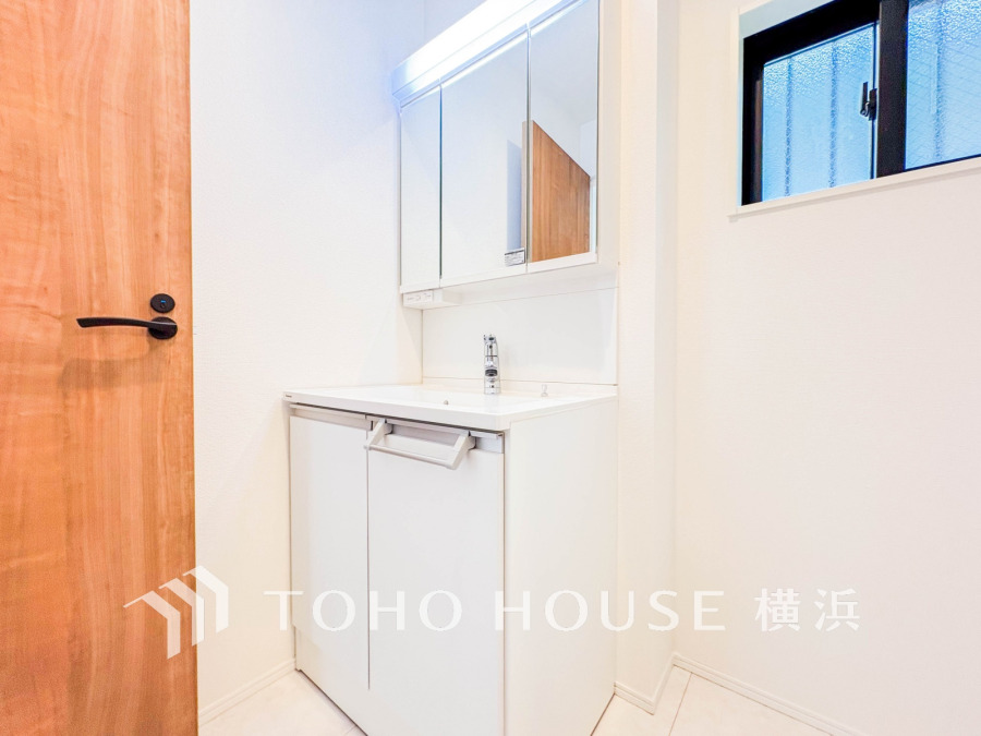 十分な大きさの洗面台は、身だしなみチェックや歯磨きなど、朝の慌ただしい時間でも余裕とゆとりを感じて頂けます。