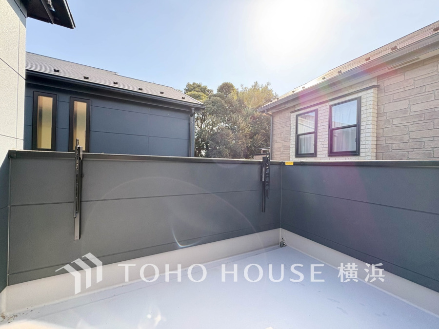 暮らしの中で光と風を演出してくれる広いバルコニー。見事なまでの開放的な空間を演出しながら、プライベート性も確保された空間は我が家の自慢。アウトドアリビングとしても楽しめそう。