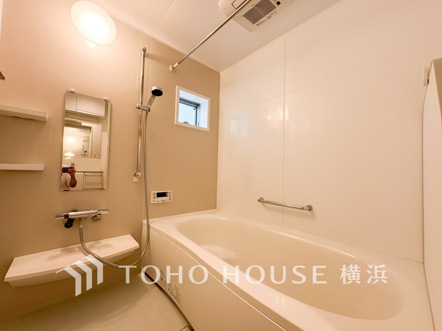 1日の疲れを取り心身を癒すことができる住まいの中のリラクゼーション空間、バスルーム。心からゆったりと寛いでいただけるよう、柔らかな色合いで仕上げています。