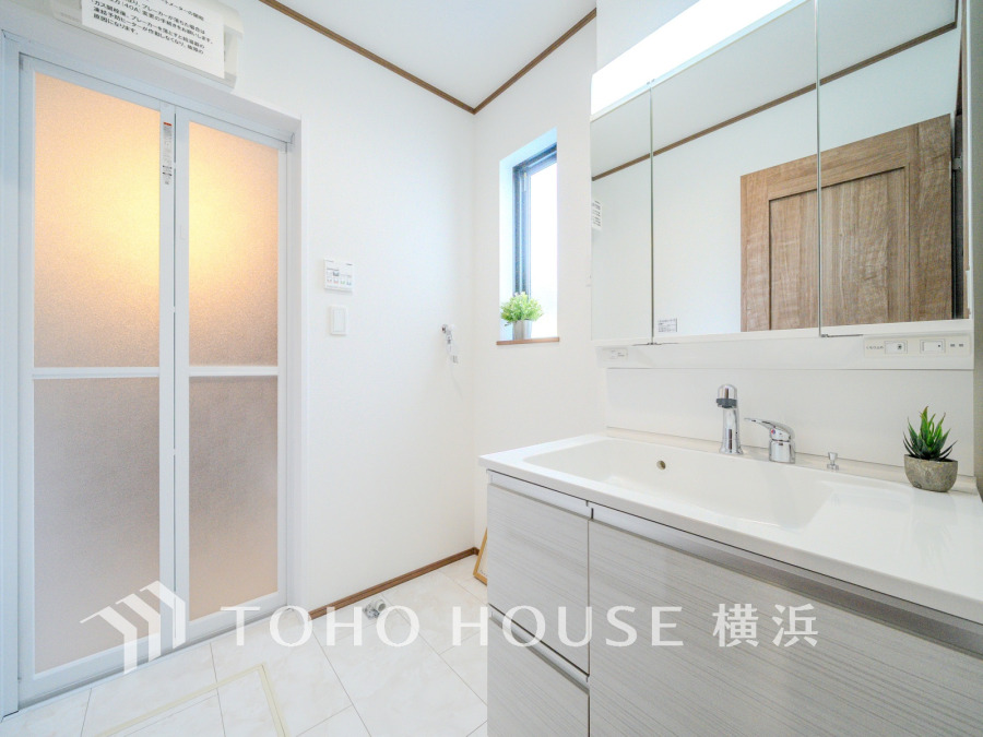 十分な大きさの洗面台は、身だしなみチェックや歯磨きなど、朝の慌ただしい時間でも余裕とゆとりを感じて頂けます。