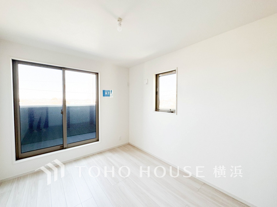 ひとりの時間をゆったり過ごしたり、静かな環境で趣味に打ち込んだり、自分時間を快適に過ごすプライベートルーム。大きな窓で彩られた空間は、心地よい風と伸びやかな眺めを愉しむ特等席に。 