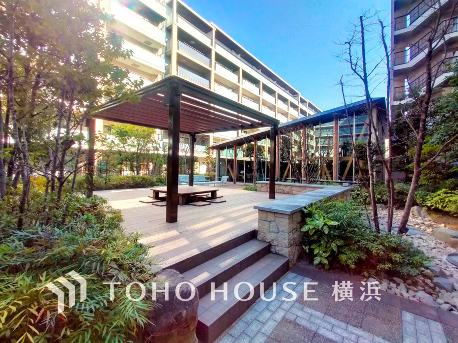 翠の瑞々しい香りに包まれた豊かな中庭。住人だけの憩いのスペース。穏やかな寛ぎの空間が演出されています。