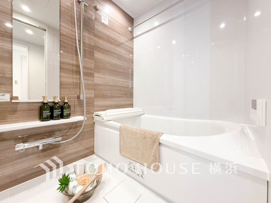 心地よいリラックスを叶える清潔感溢れる美しい空間。快適で機能的なバスルームです。
