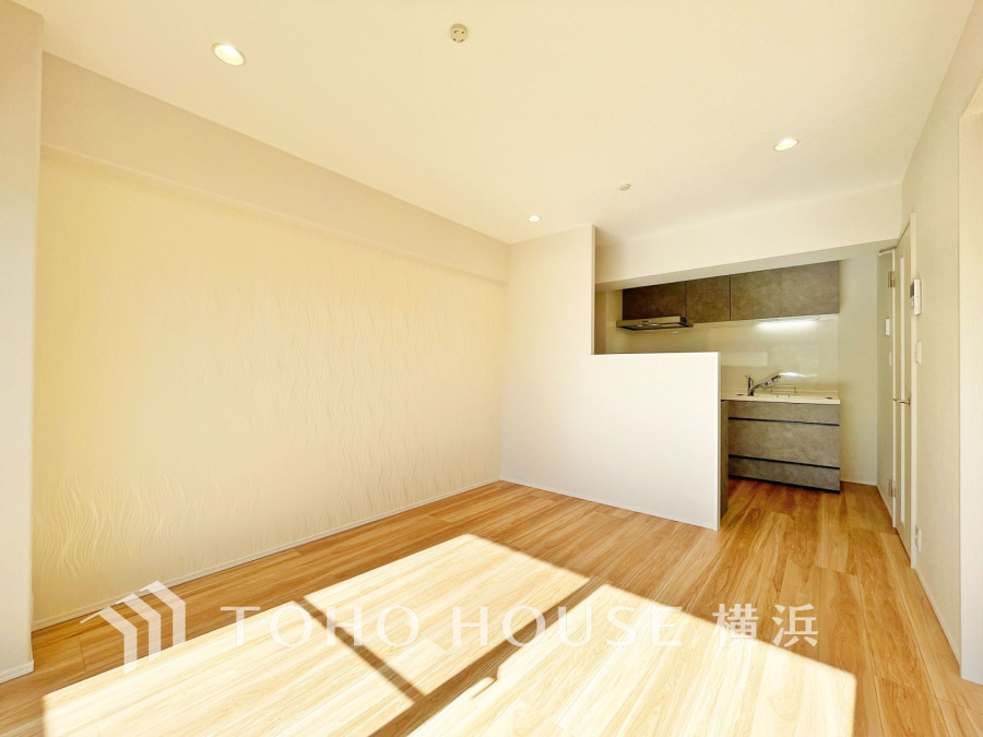 光と風が溢れる開放的なLDKには、自然と家族みんなが集まってきます。明るく穏やかな空気が流れるこの場所は、豊かな寛ぎと笑顔の団欒をいつも優しく守ってくれることでしょう。