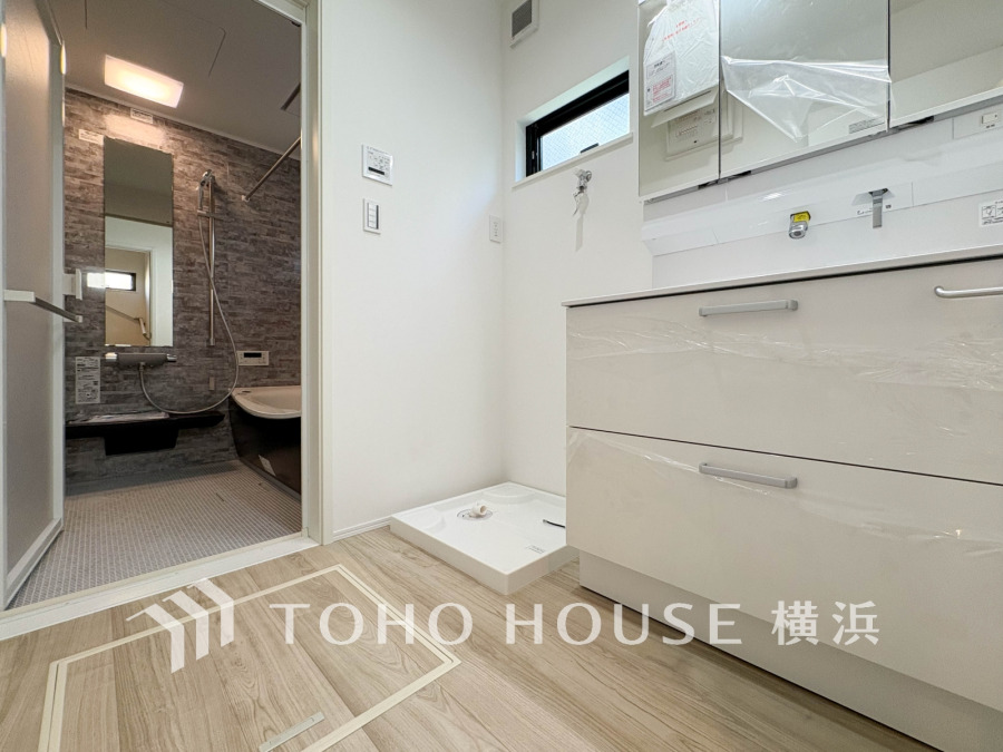 明るく清潔感あふれる洗面所は、朝の身支度もスムーズに。三面鏡裏収納で家族みんなのアイテムもすっきり片付き、家事効率もアップします